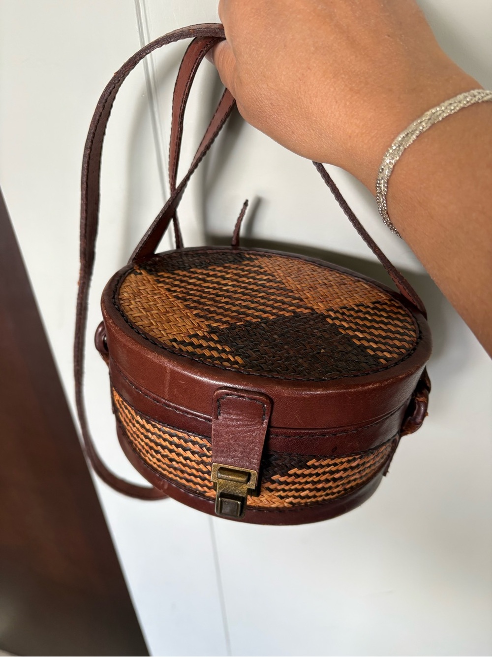 Vintage handwoven rattan and genuine leather box purse 1970s RARE FIND - Picture 3 of 13